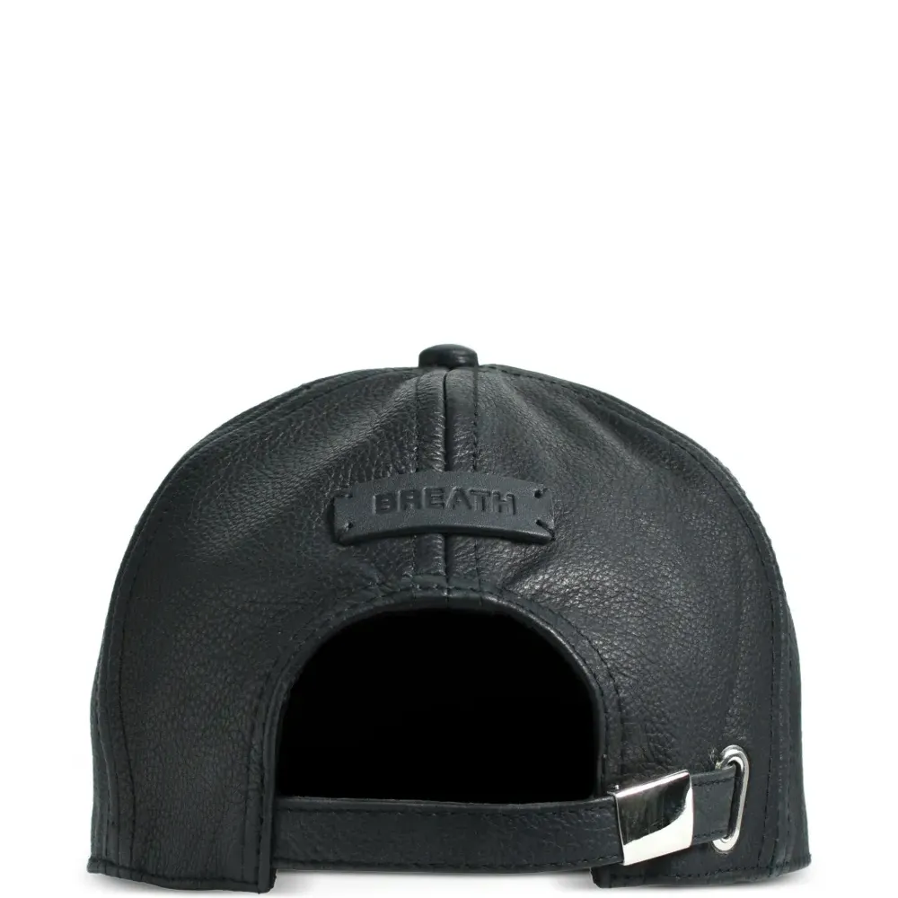 Бейсболка с тисненым логотипом