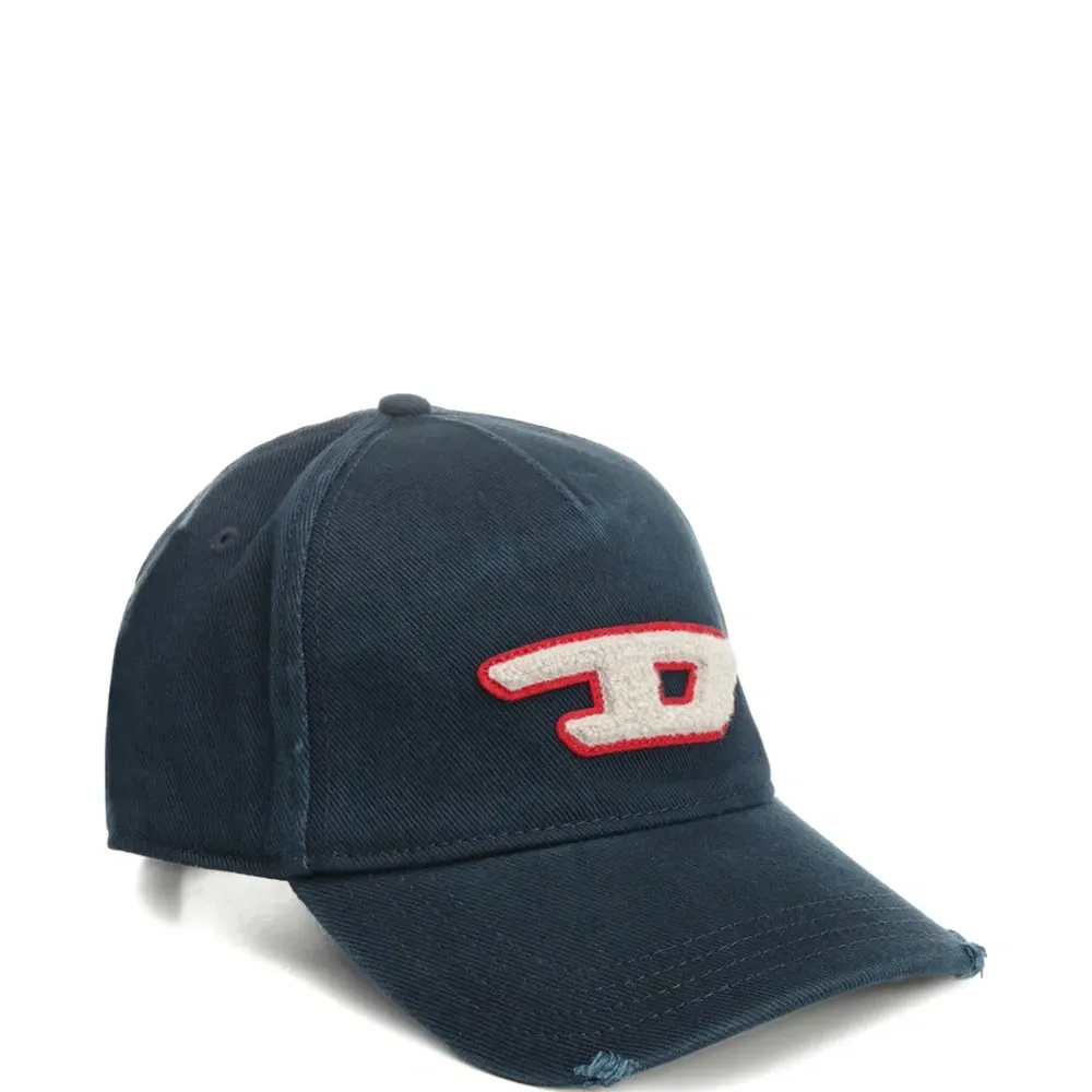 Бейсболка с нашивкой-логотипом