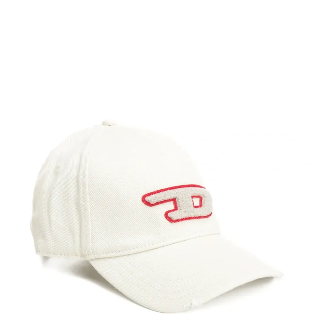 Бейсболка с нашивкой-логотипом