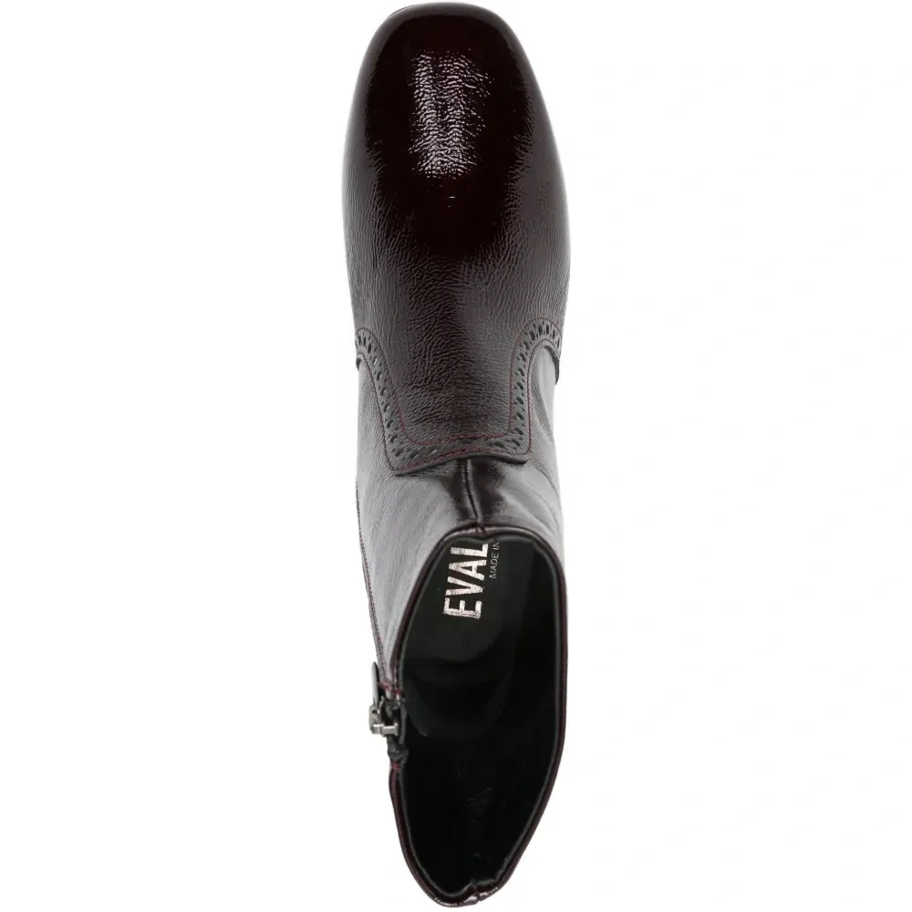 Ботинки на блочном каблуке с декоративными заклёпками