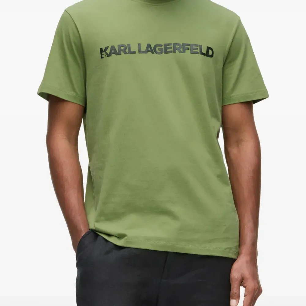 Футболка с логотипом