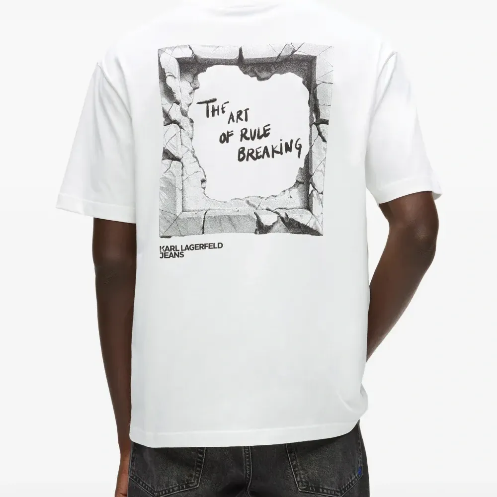 Футболка с графичным принтом