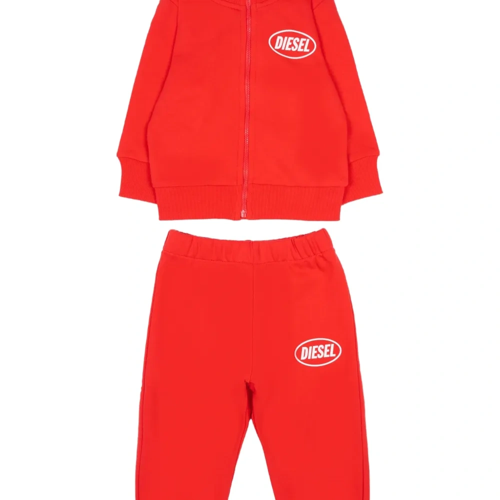 Спортивный костюм с вышитым логотипом