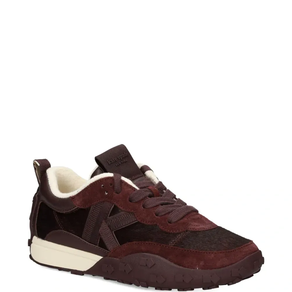 Кроссовки с фактурой меха