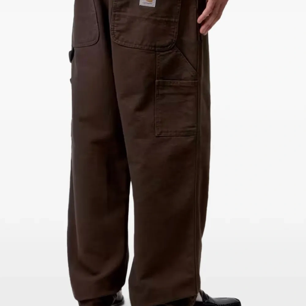 Брюки с накладными карманами