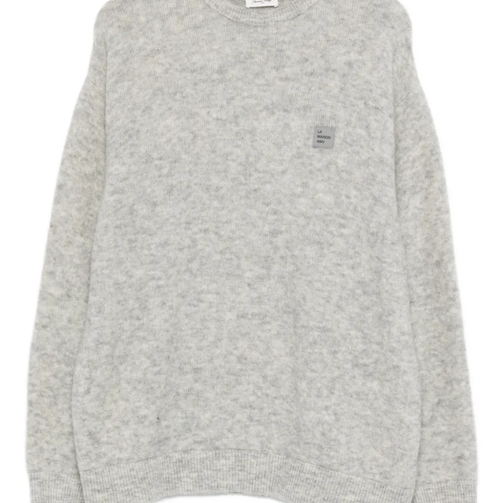 Свитер с круглым вырезом и нашивкой