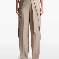 Брюки со складками и декоративным D-образным кольцом