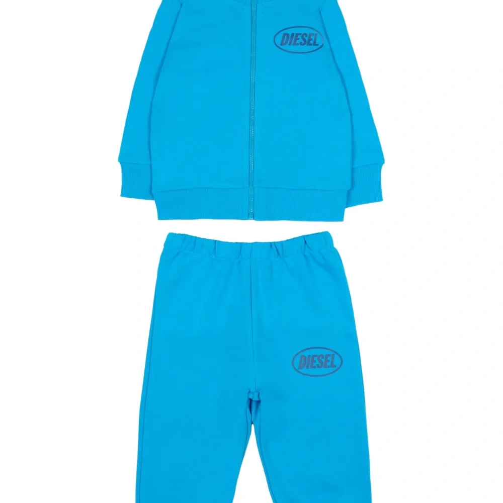 Спортивный костюм с длинными рукавами и логотипом