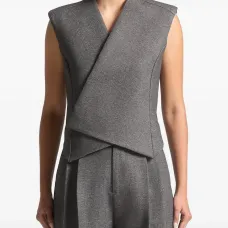 Жилет строгого кроя Жилет строгого кроя