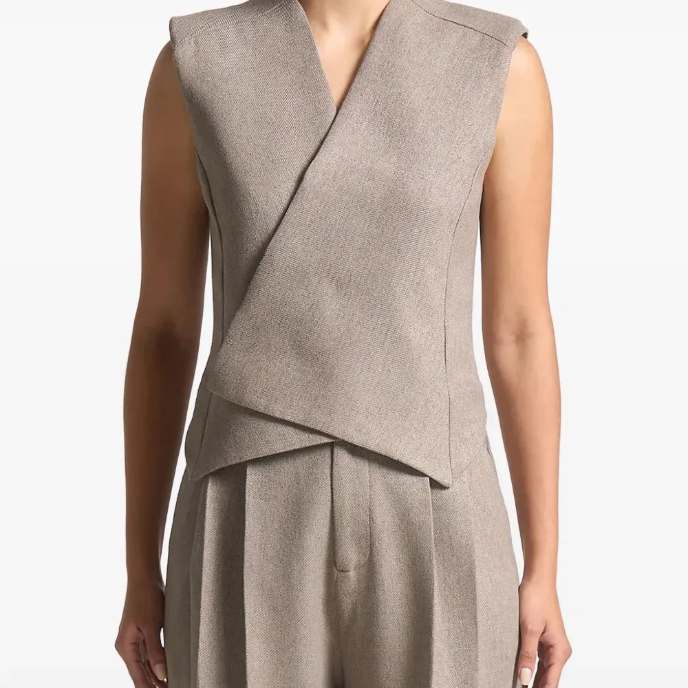 Жилет строгого кроя