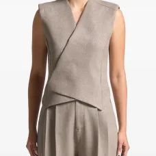 Жилет строгого кроя Жилет строгого кроя