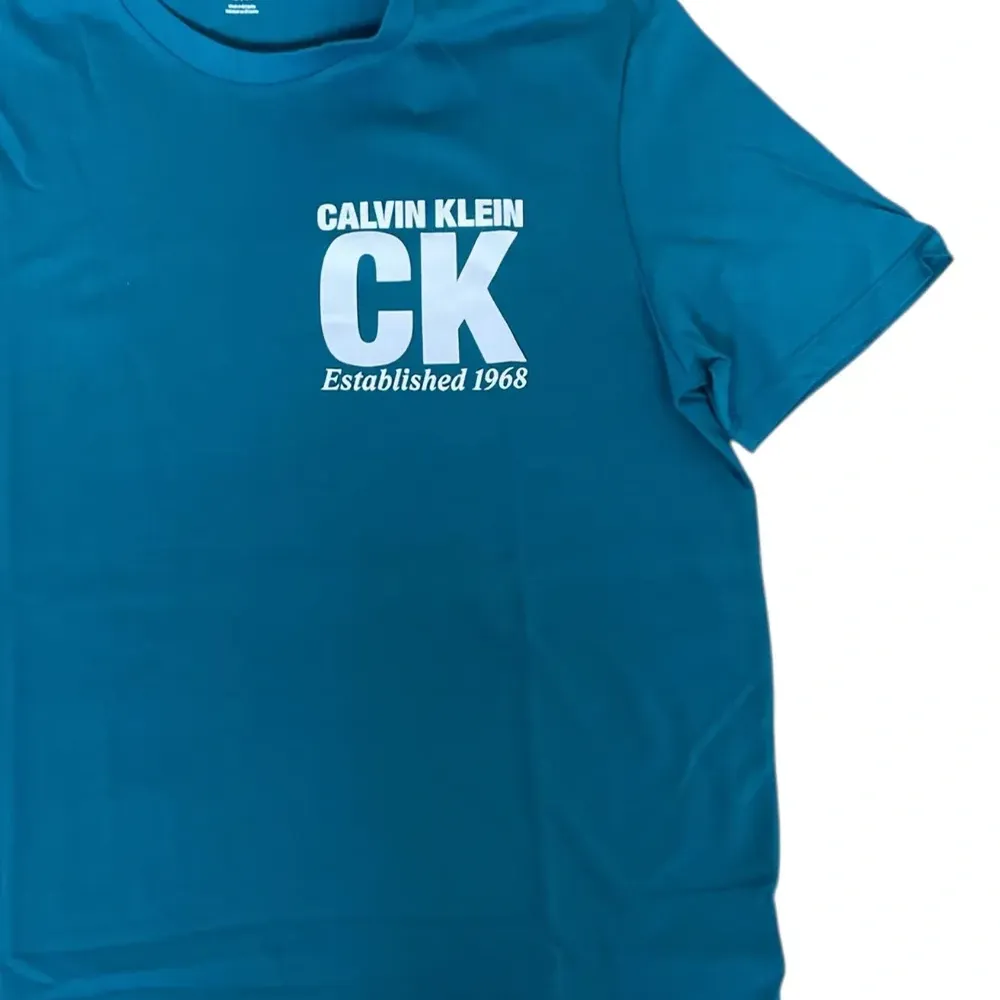 Футболка с принтом логотипа