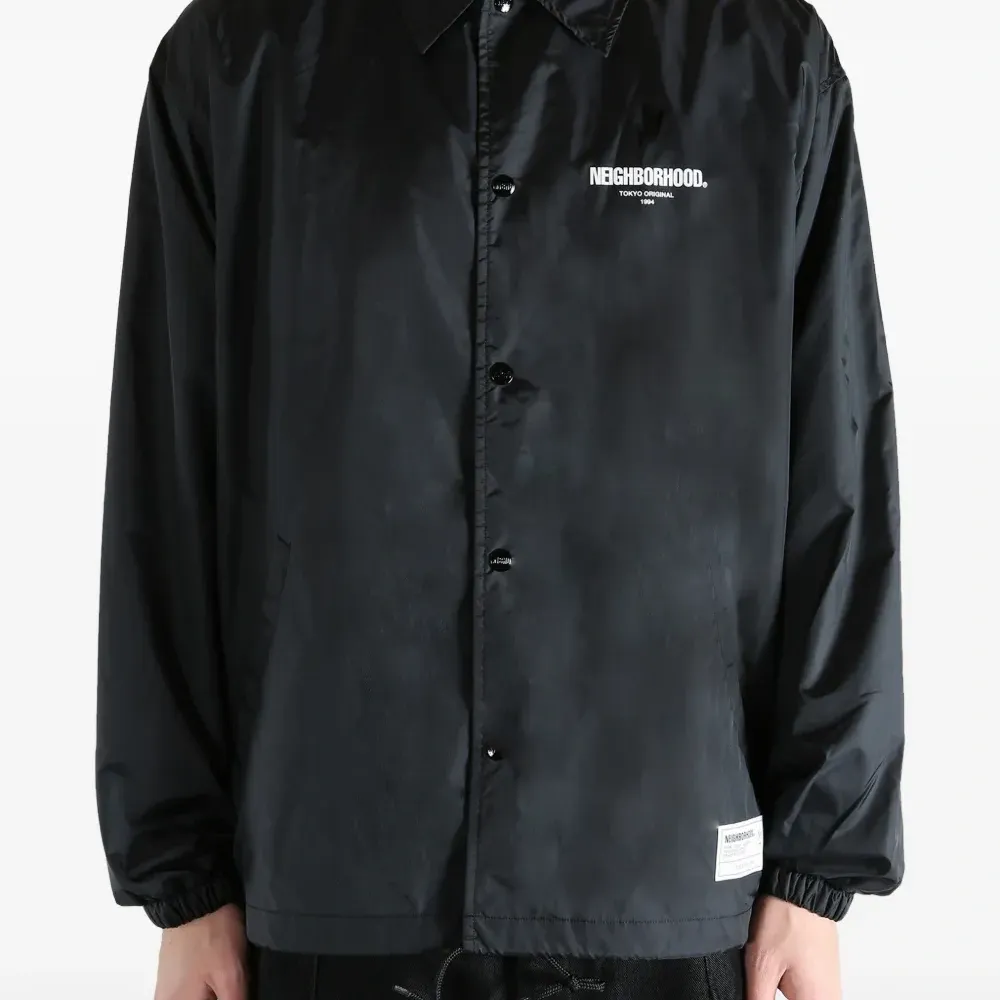 Пиджак с логотипом на пуговицах