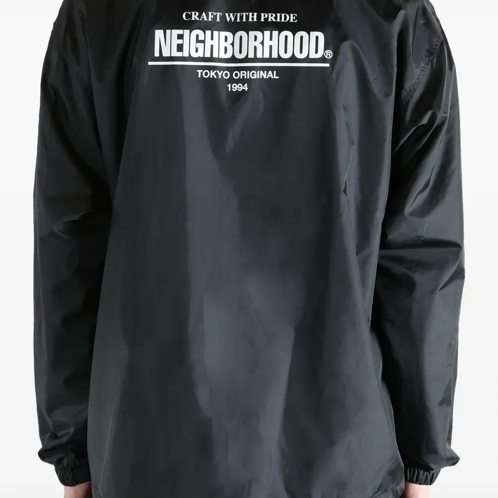 Пиджак с логотипом на пуговицах