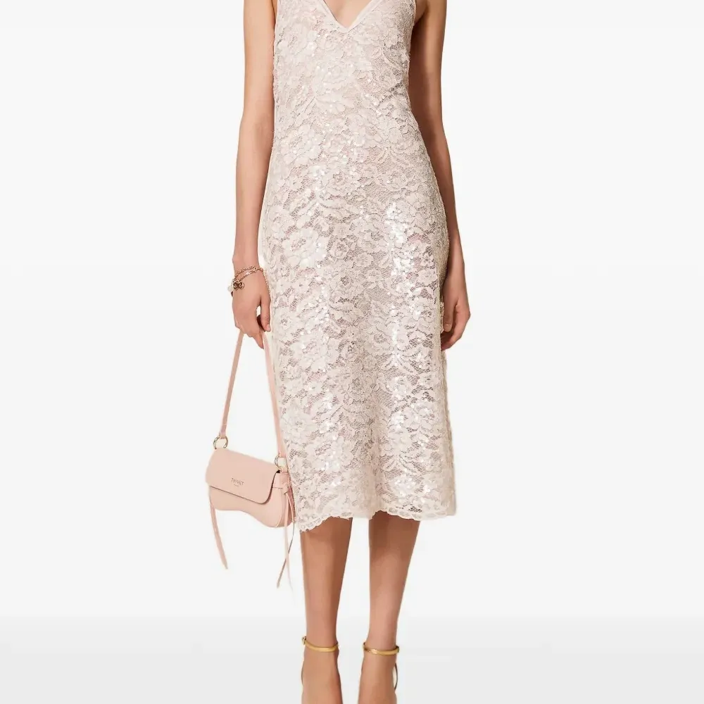 Платье миди, украшенное пайетками