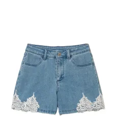 Джинсовые шорты с кружевной отделкой
