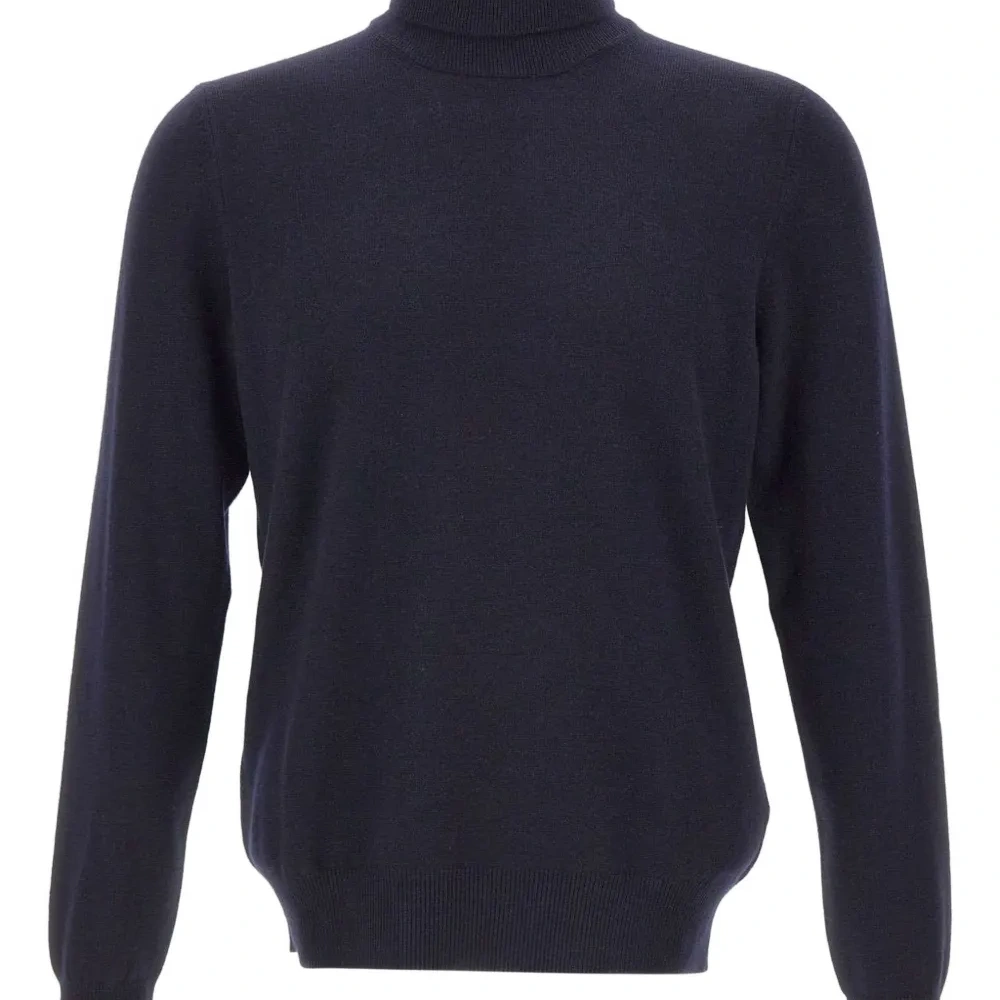 Вязаный свитер с высоким воротом