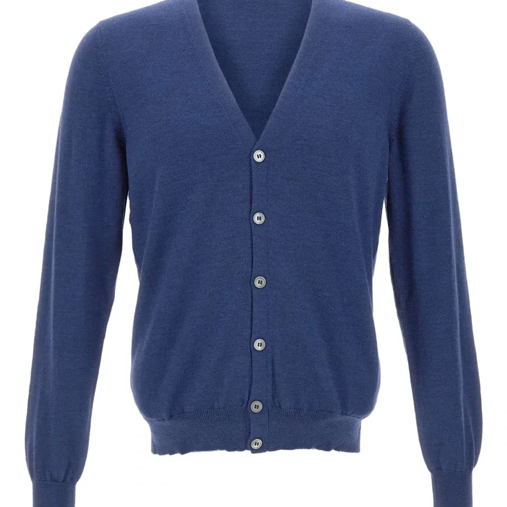 Кардиган на пуговицах с V-образным вырезом