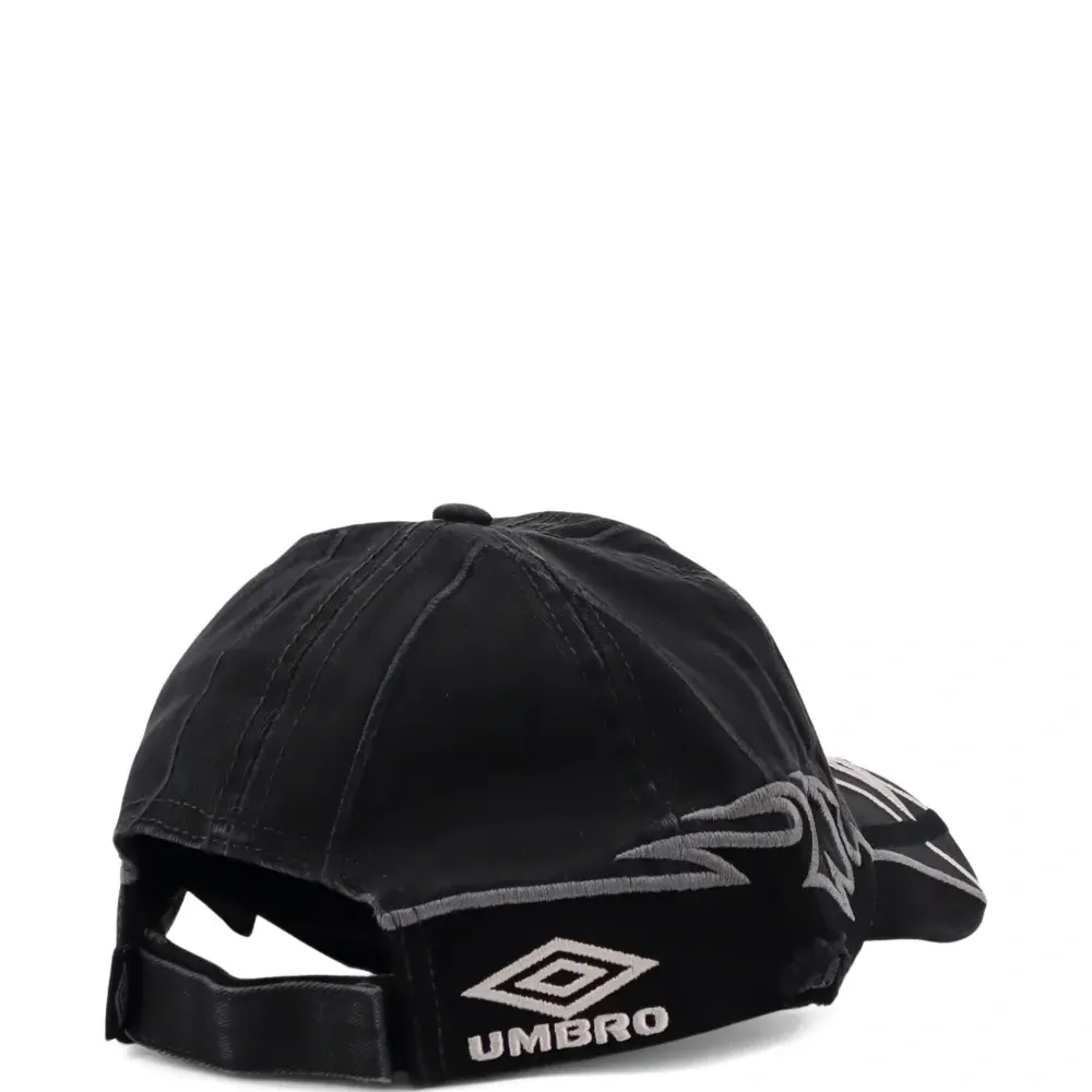 Бейсболка с вышитым логотипом