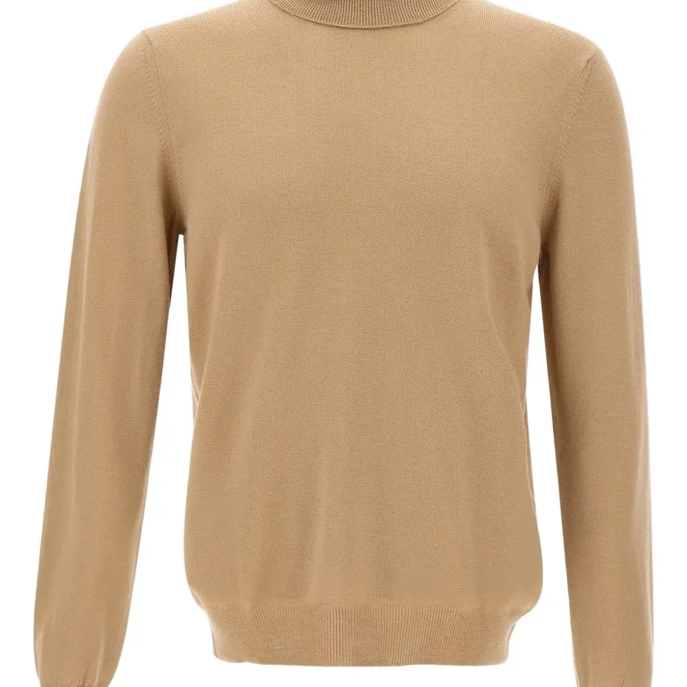 Свитер с высоким воротником