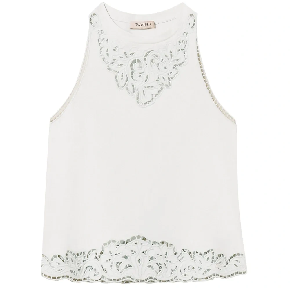 Топ-майка с вышивкой в технике «бродери-англез» Топ-майка с вышивкой в технике «бродери-англез»