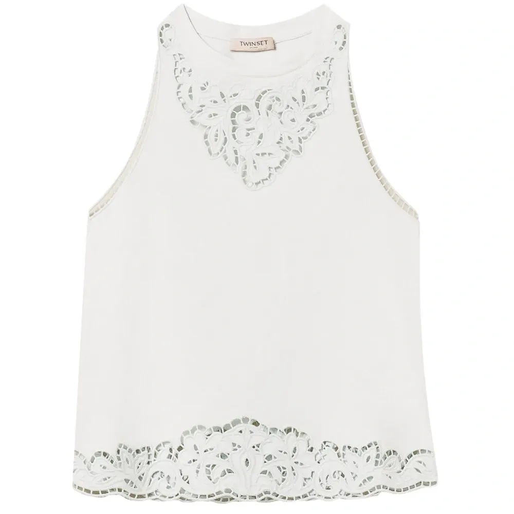 Топ-майка с вышивкой в технике «бродери-англез»