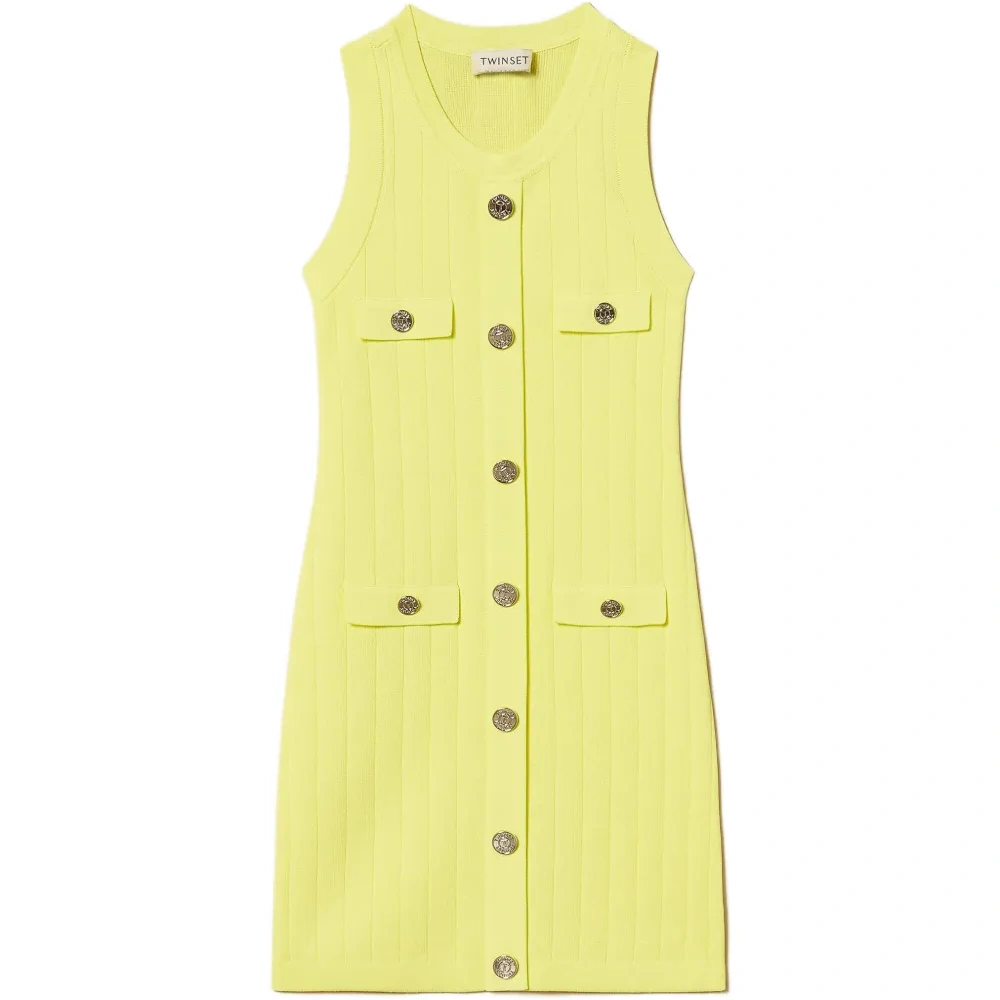 Вязаное платье на пуговицах