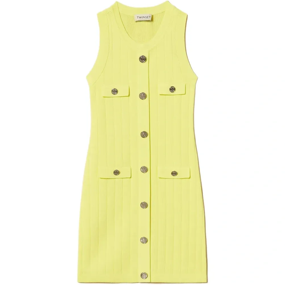 Вязаное платье на пуговицах