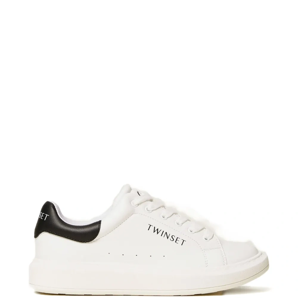 Кроссовки с логотипом