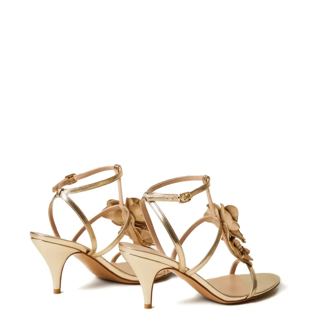 Босоножки с цветочной аппликацией Босоножки с цветочной аппликацией