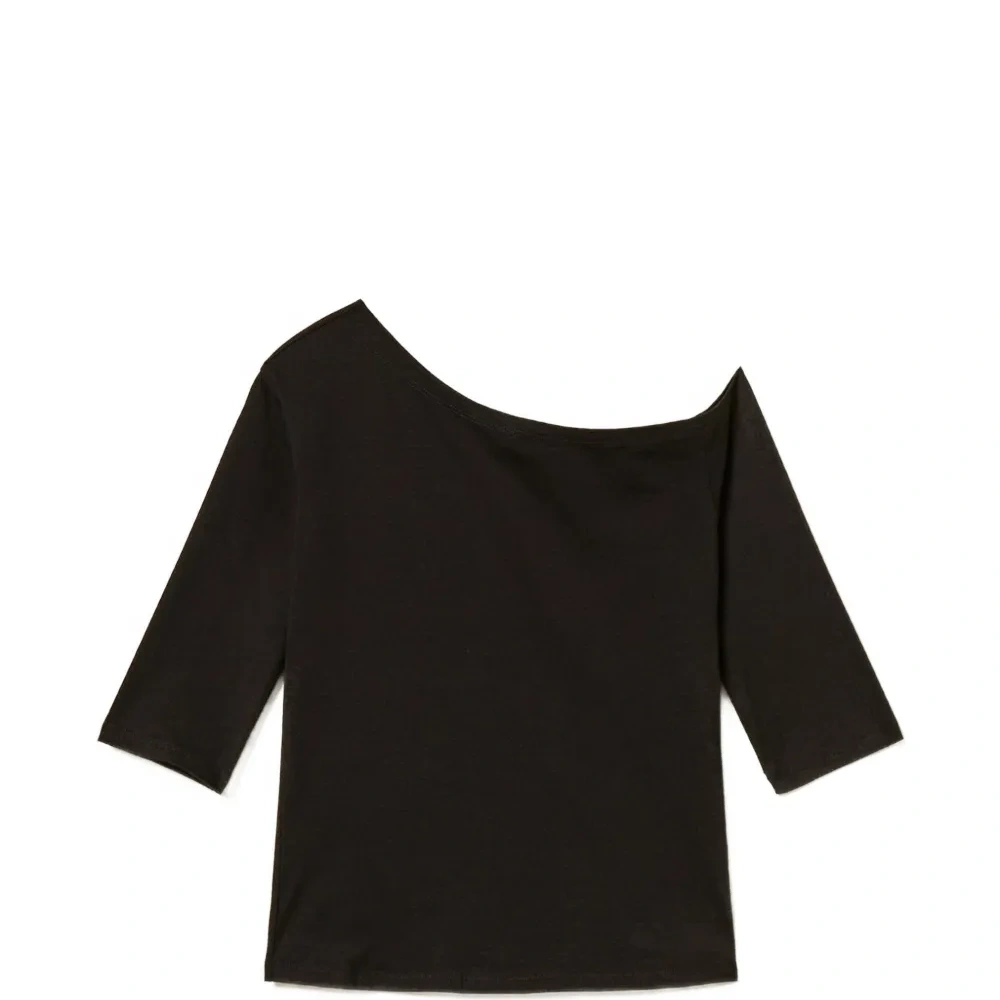 Футболка с асимметричным воротником