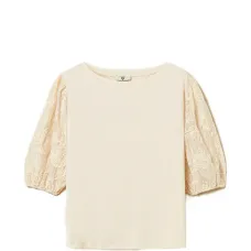 Блузка с вышивкой на рукавах