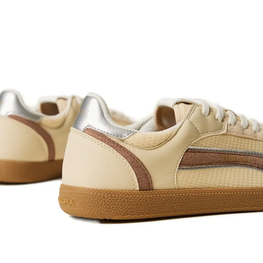 Кроссовки с шнуровкой и вставками