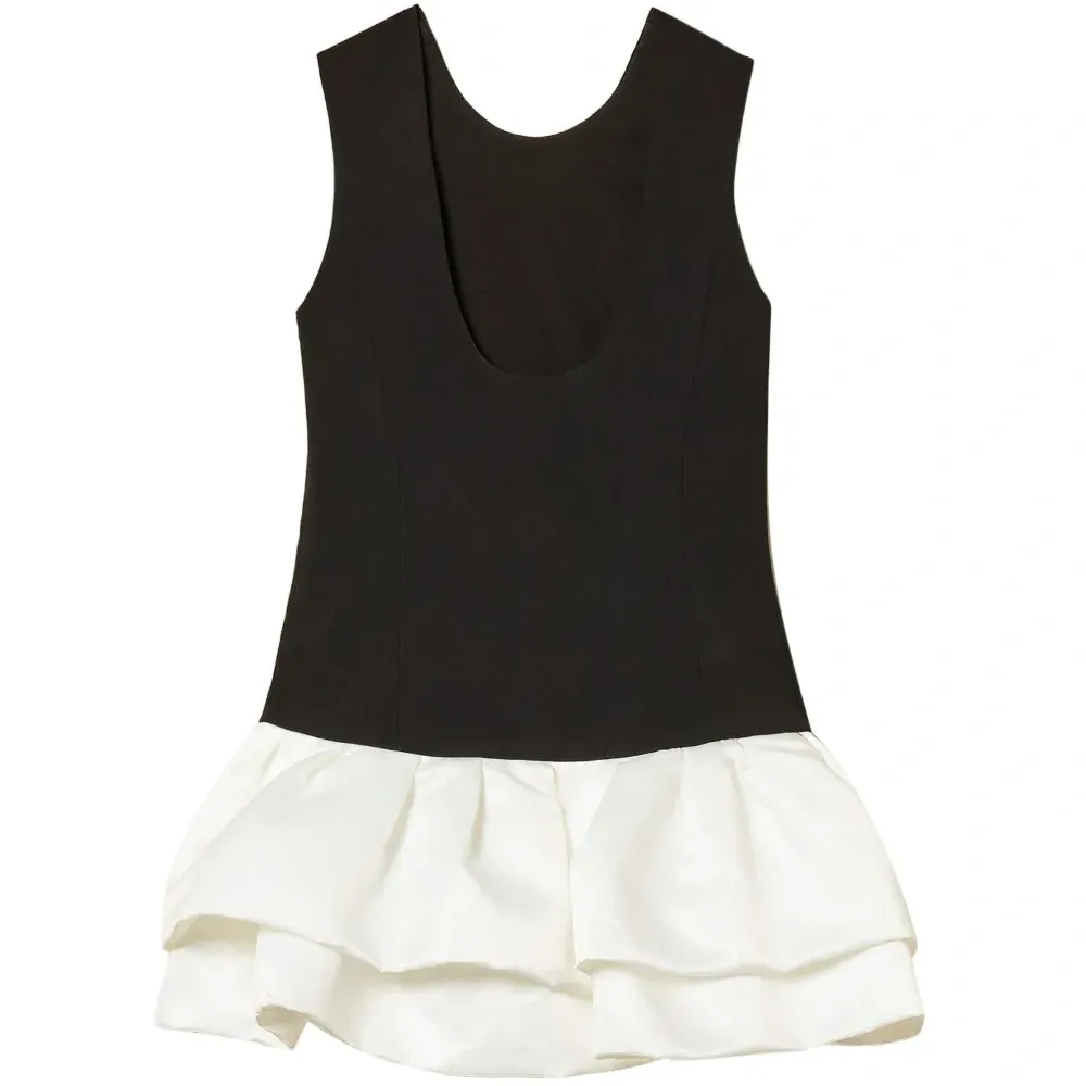 Платье без рукавов с оборками