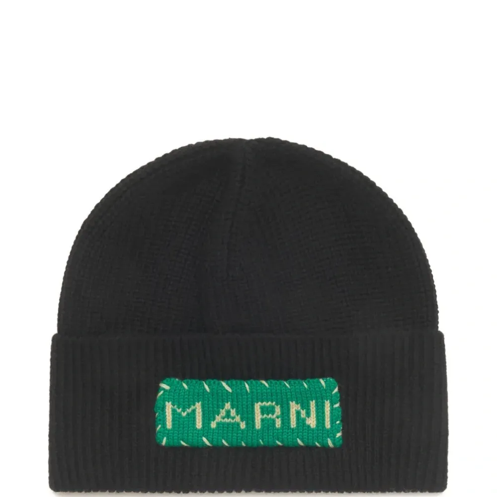 Шапка бини с нашивкой