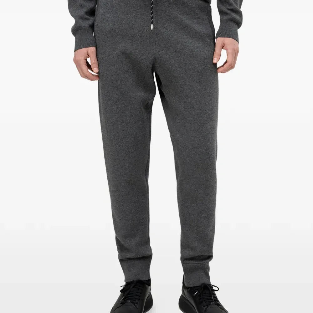 Спортивные брюки на завязках