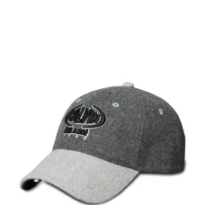 Бейсболка с вышитым логотипом Бейсболка с вышитым логотипом