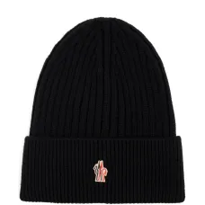 Шерстяная шапка в рубчик с нашивкой-логотипом