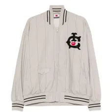 Бомбер с нашивками и полосками Бомбер с нашивками и полосками