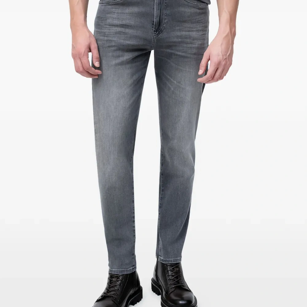 Джинсы с нашивкой-логотипом