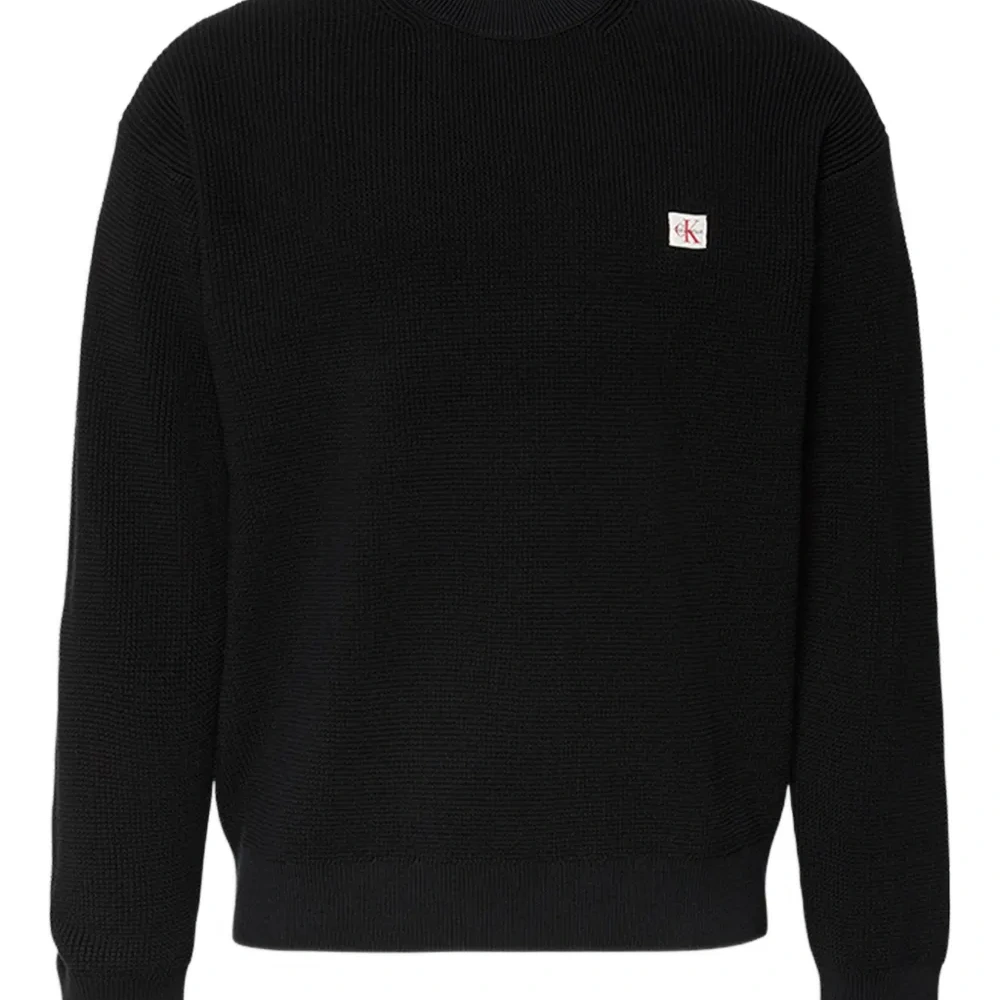 Свитер с нашивкой-логотипом