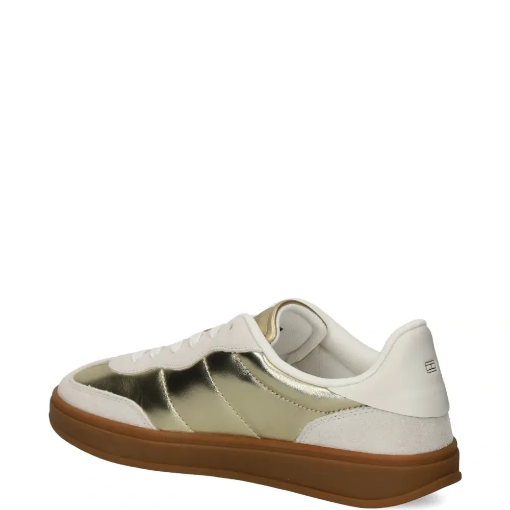 Кроссовки с логотипом