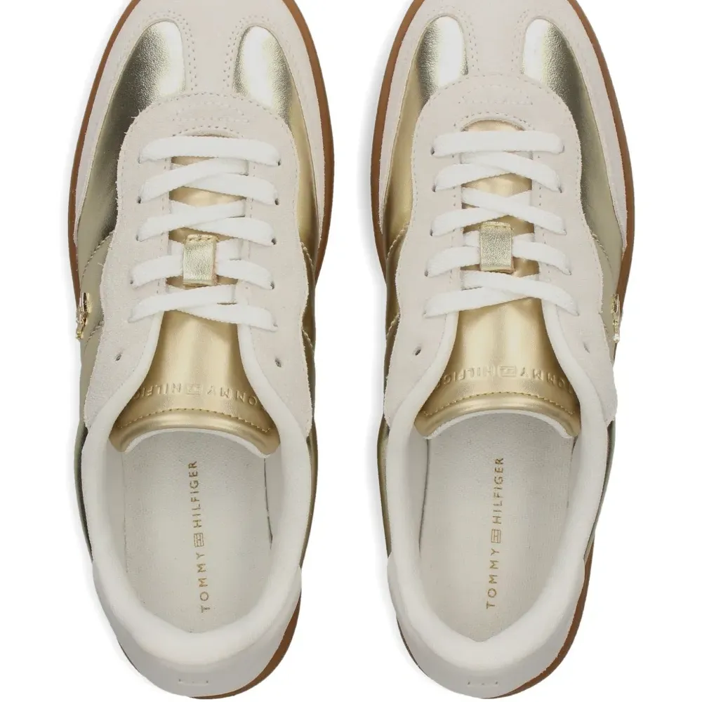 Кроссовки с логотипом