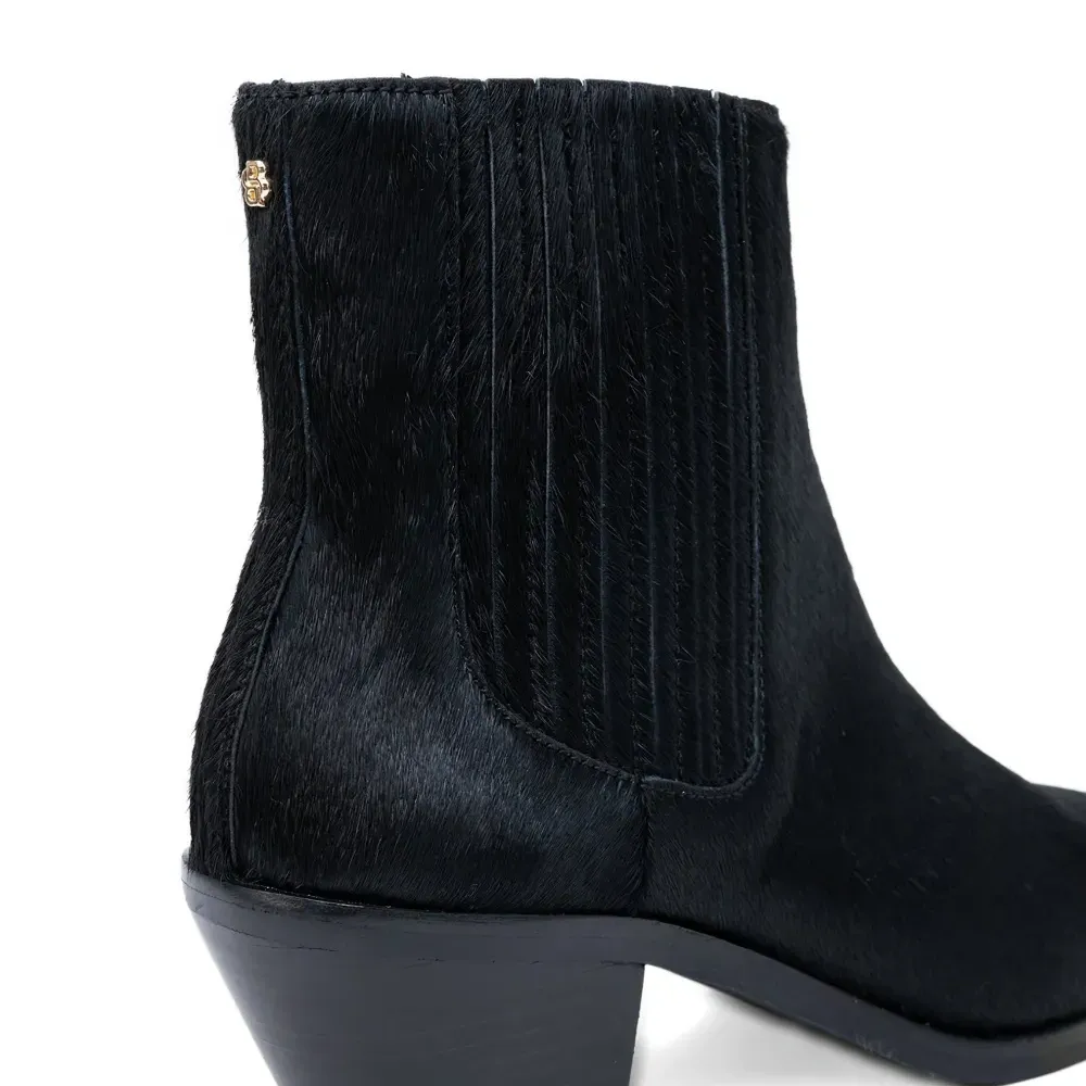 Ботфорты с заострённым носком и вставками