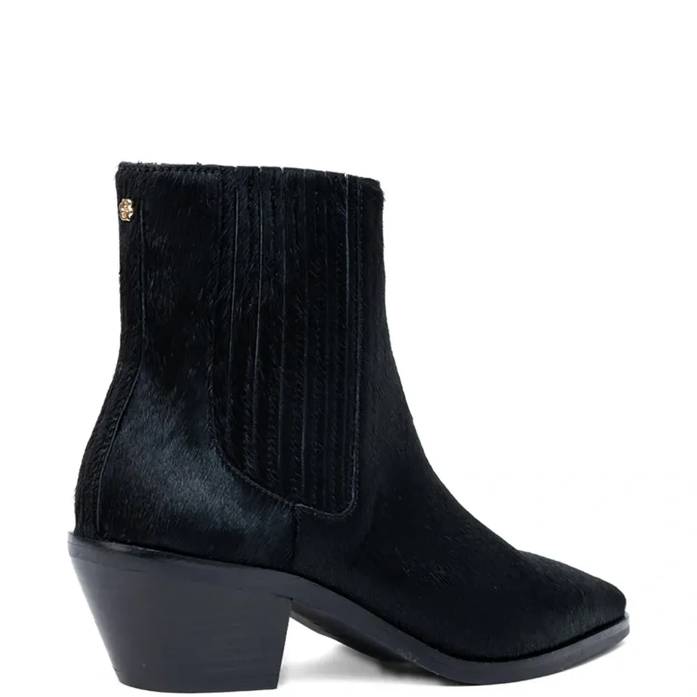 Ботфорты с заострённым носком и вставками