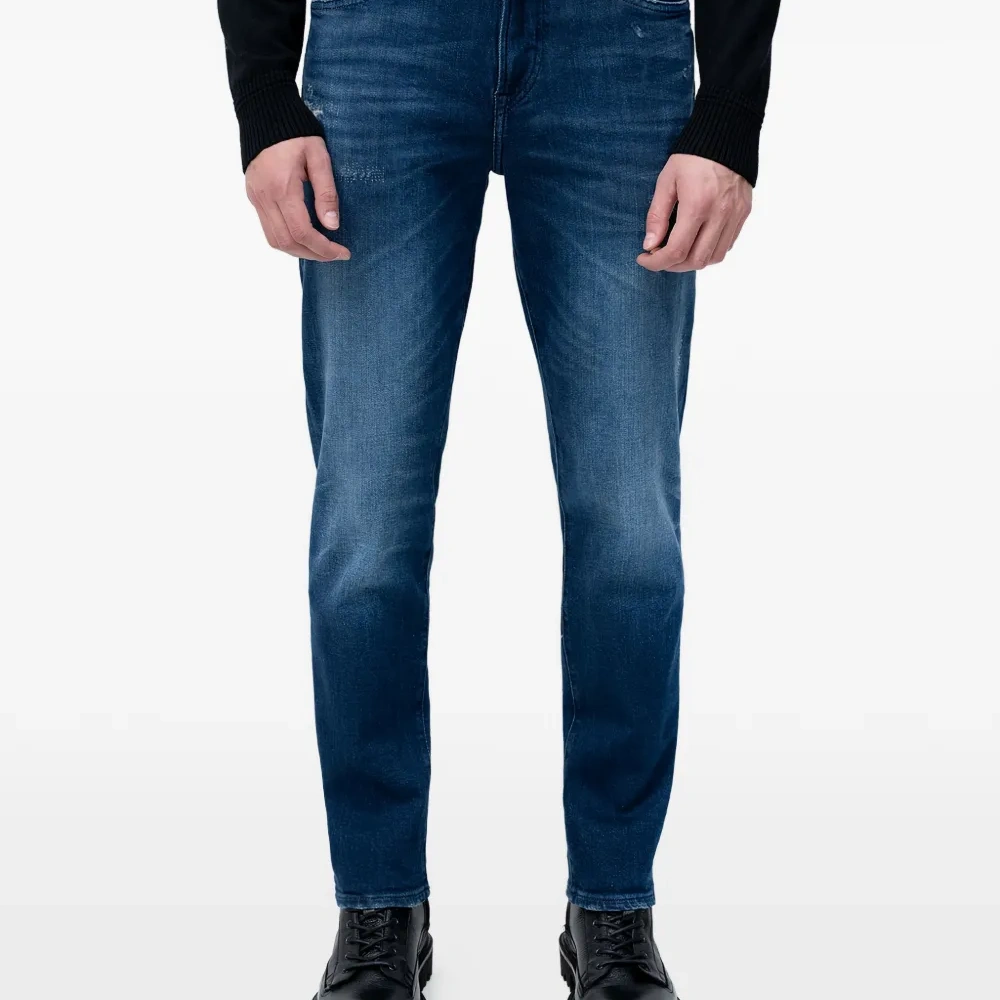 Джинсы с эффектом потертости