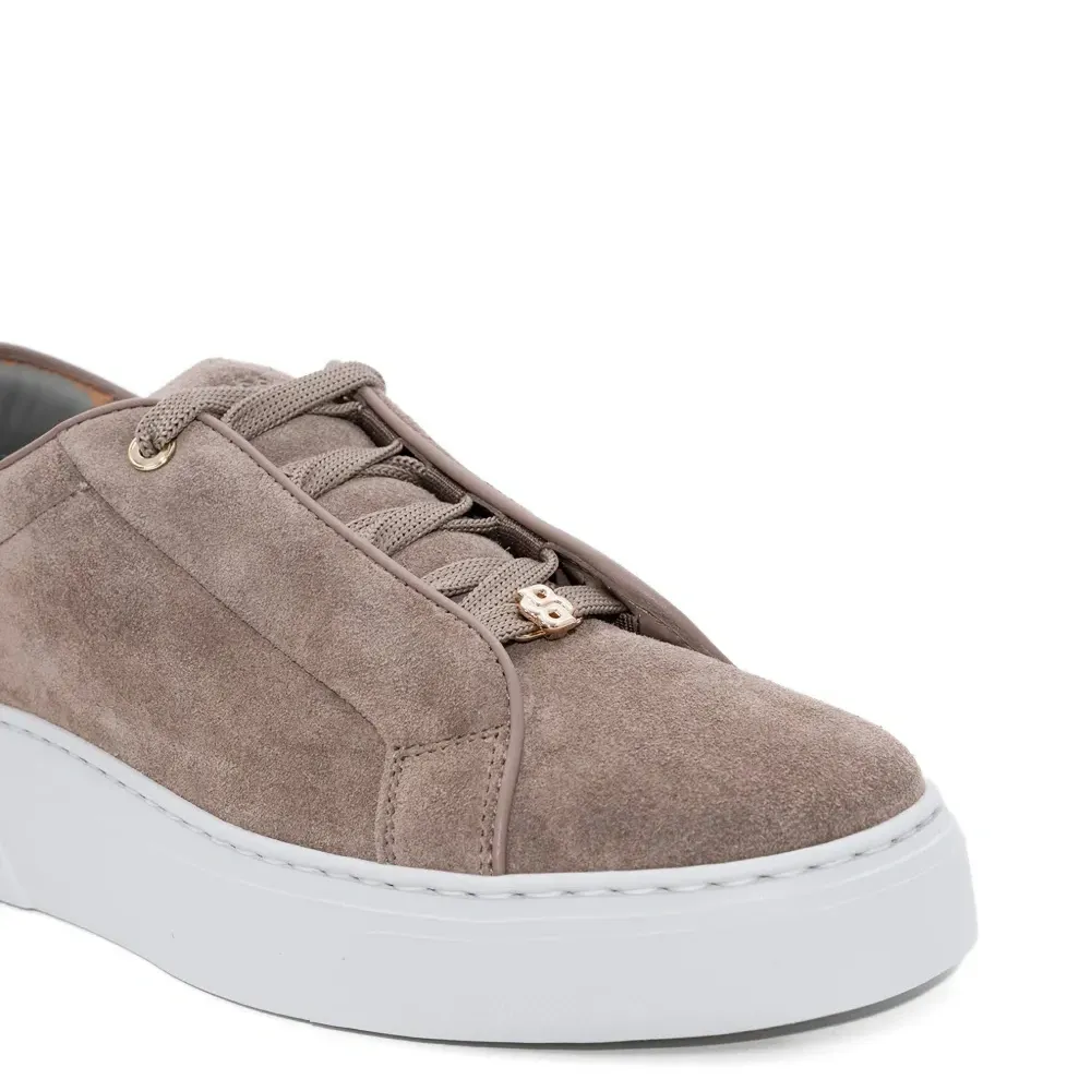 Кроссовки с логотипом