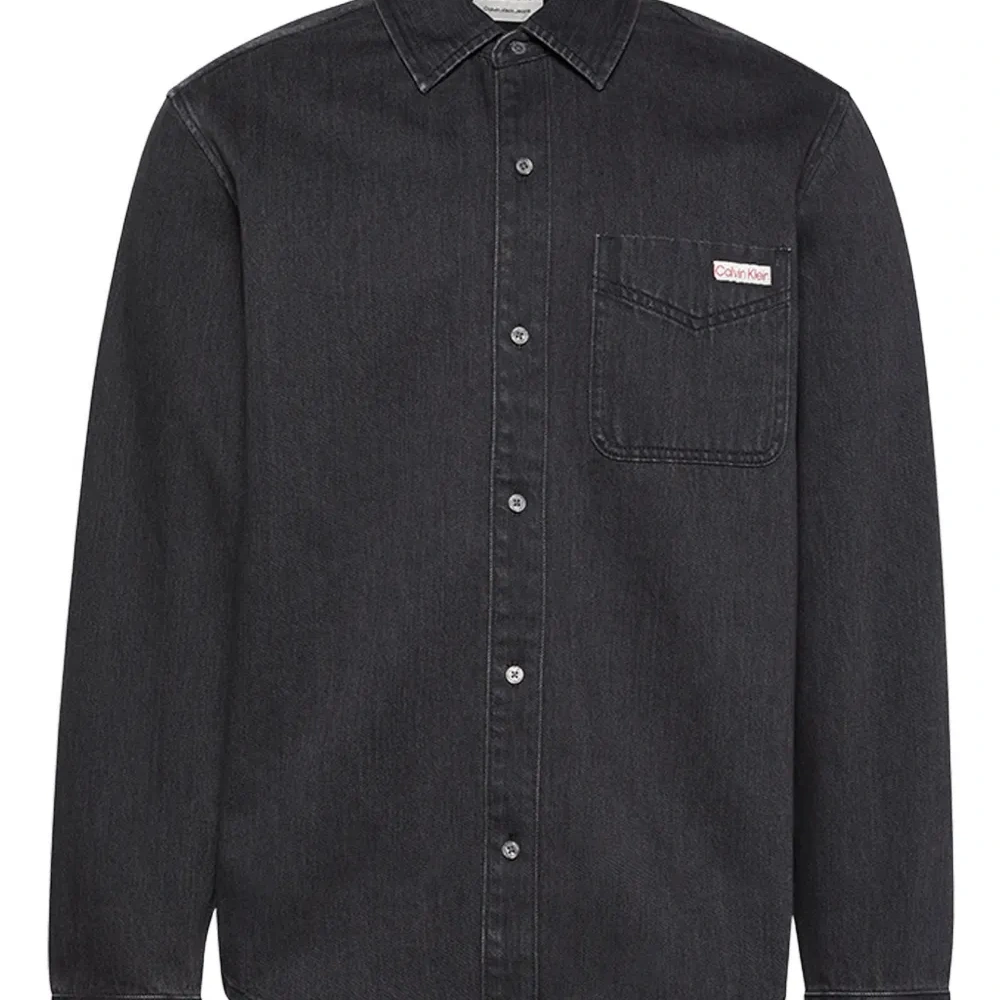 Джинсовая рубашка с карманом и длинными рукавами