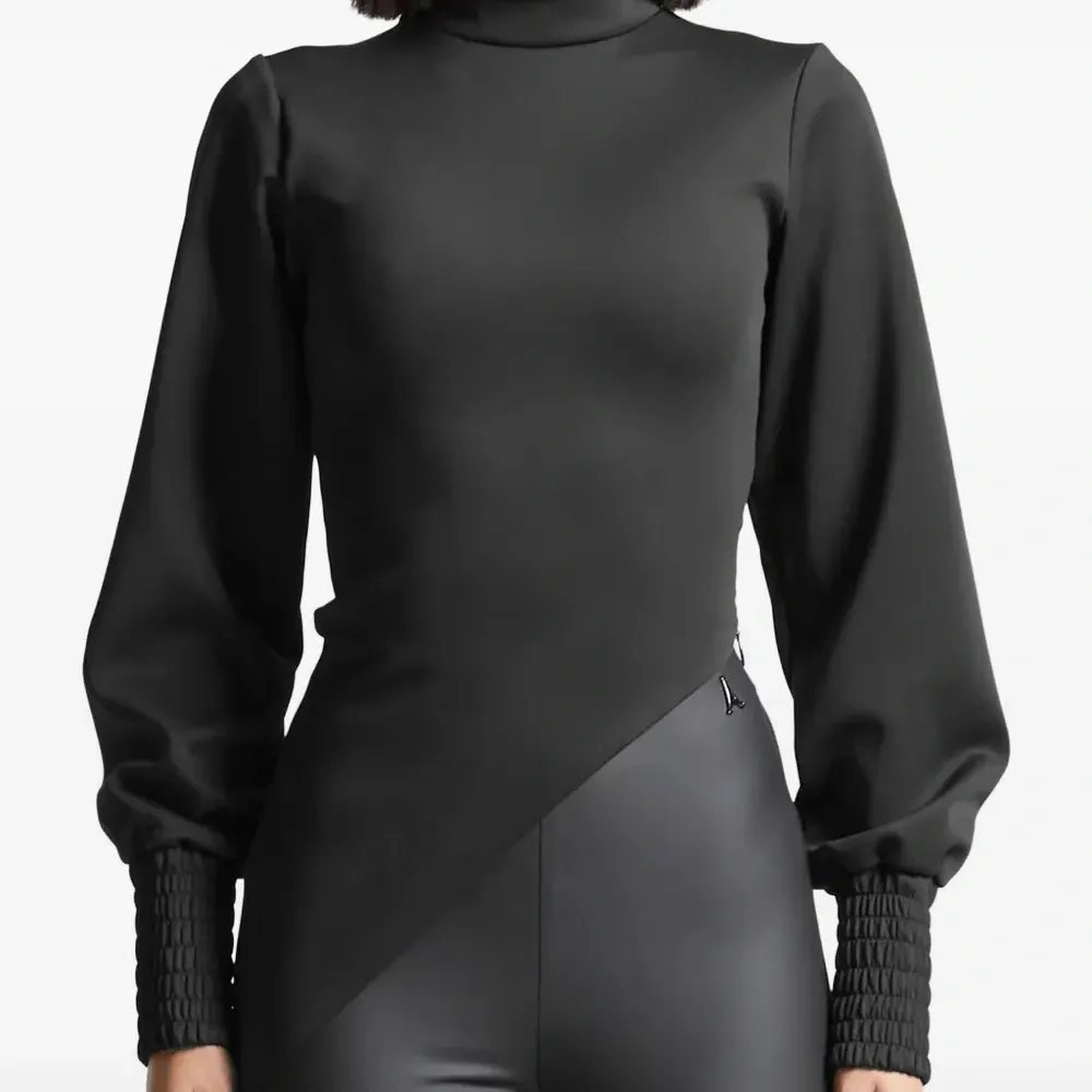 Асимметричный топ с воротником-стойкой Асимметричный топ с воротником-стойкой