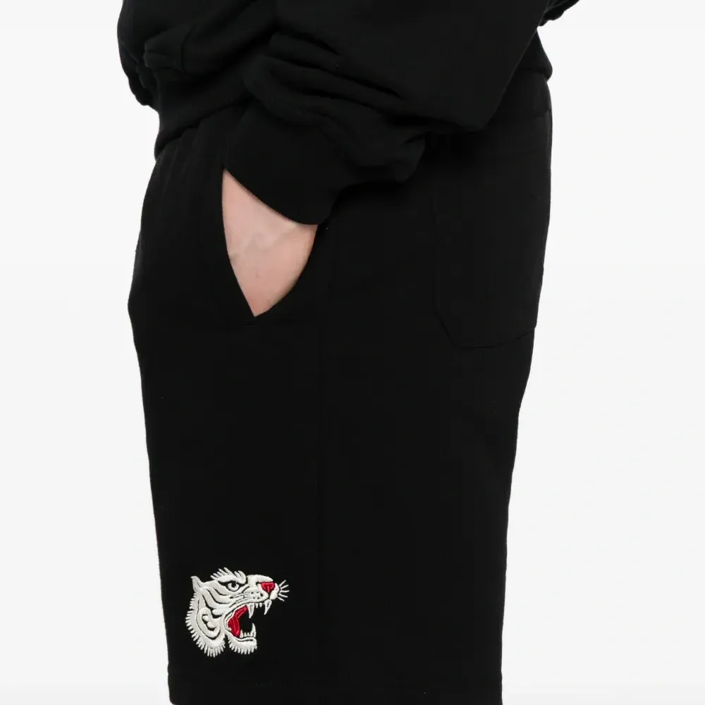 Спортивные шорты с вышивкой